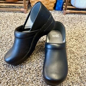 Dansko Black Leather Clogs Slip On Comfort Shoes Women’s Size 40 (9.5-10)